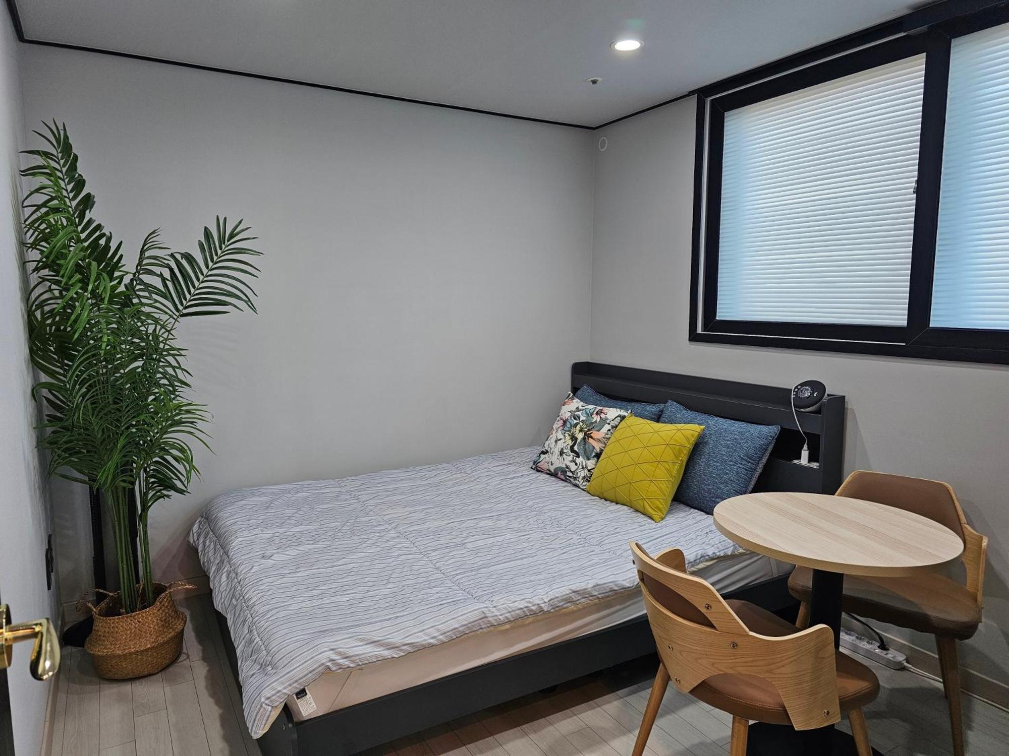 Hwagok Station - Two Room, Sunshine *