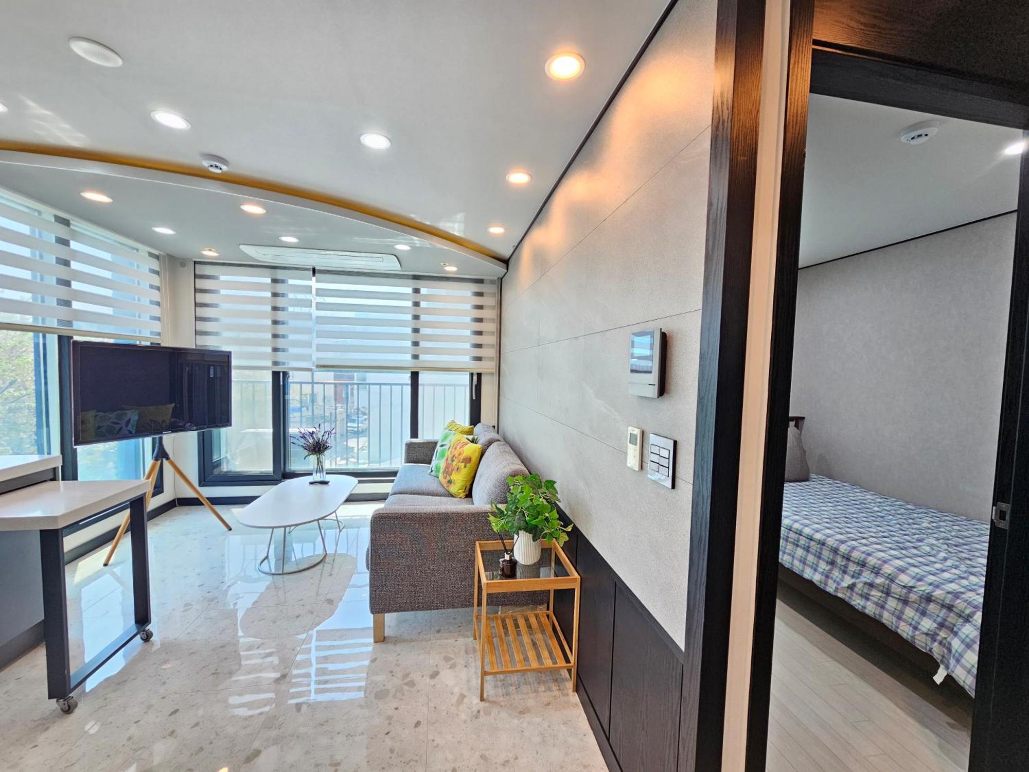 Hwagok Station - Two Room, Sunshine Apartment *